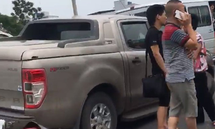 Gây tai nạn, xe bán tải còn 3 bánh vẫn chạy bạt mạng 50km