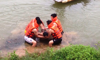 Dẫn nhau ra ao tắm, 2 anh em trai chết đuối thương tâm