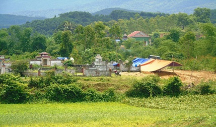 Đang chăn dê gần nghĩa địa, hai ông cháu bị sét đánh tử vong