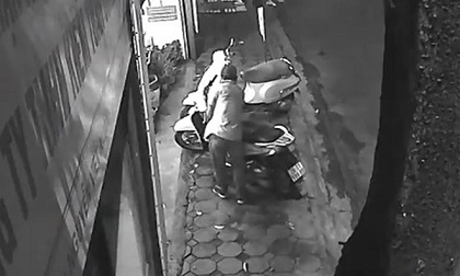 5 phụ nữ ở Hà Nội giằng co với tên trộm SH trong đêm