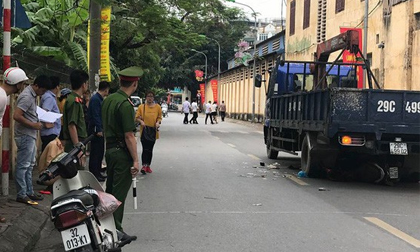 Xe tải lùi cuốn xe máy vào gầm khiến 3 người thương vong, bà bầu sinh con tại hiện trường