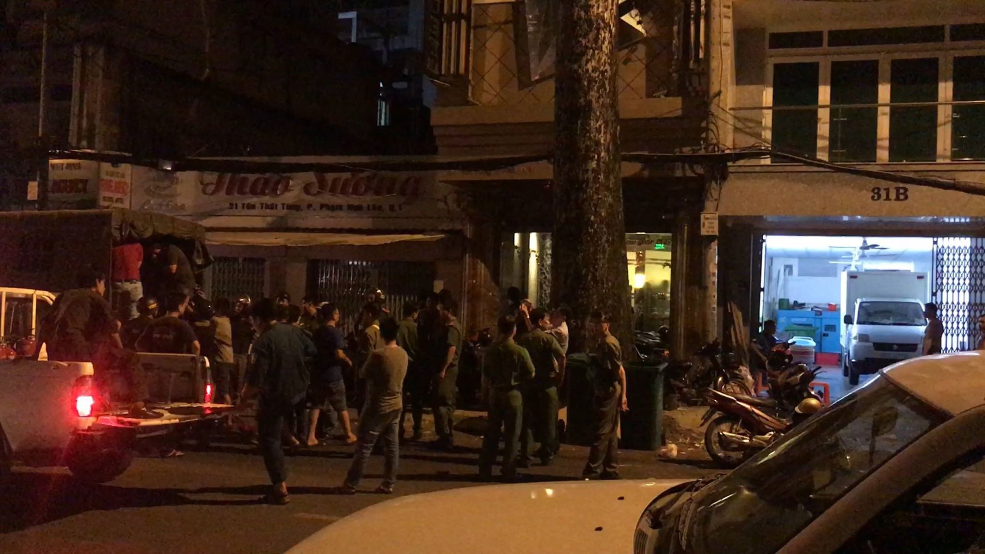 Cảnh sát bao vây nhà hàng thác loạn lúc rạng sáng ở trung tâm Sài Gòn - Ảnh 1.