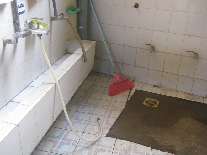 Xôn xao vụ việc trẻ mầm non bị bỏng do cô giáo dùng vòi nước nóng xịt rửa - Ảnh 4. Xôn xao vụ việc trẻ mầm non bị bỏng do cô giáo dùng vòi nước nóng xịt rửa - Ảnh 4.