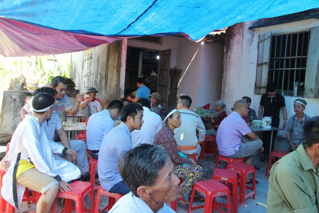 Tin nhanh - Người chồng đau đớn bên di ảnh 3 mẹ con bị xe tải cuốn tử vong