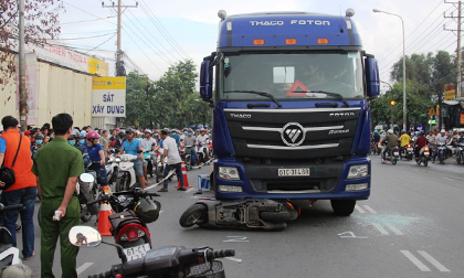 Diễn biến mới nhất vụ hai mẹ con thai phụ lọt gầm xe tải: Người mẹ đã tử vong
