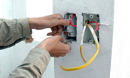 Rò rỉ điện ở chuồng gà, 2 người bị điện giật tử vong