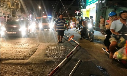 Ô tô húc bay thanh gác chắn khi tàu hỏa đang lao đến, nhiều người “đứng tim”