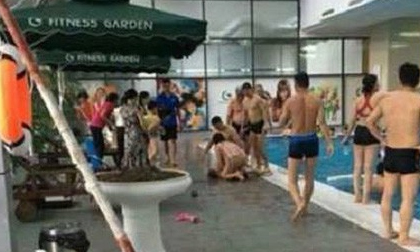 Bé trai đuối nước khi theo mẹ đến đăng ký học bơi