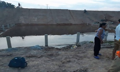 Rơi xuống hố công trình, 2 chị em ruột đuối nước thương tâm