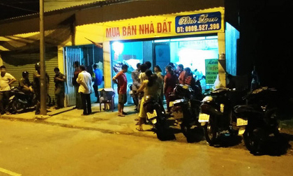 Chồng đi nhậu cùng bạn, vợ ở nhà chết trong tư thế treo cổ