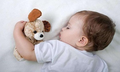 3 đồ vật tưởng vô hại nhưng bố mẹ thông thái tuyệt đối sẽ không cho con dùng khi đi ngủ