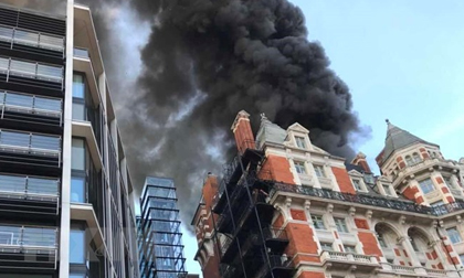 Khách sạn 5 sao ở trung tâm thủ đô London bốc cháy đùng đùng