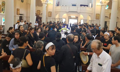 Người thân, bạn bè đau xót tiễn đưa nữ sinh ĐH Sân khấu Điện ảnh bị sát hại, hãm hiếp về nơi an nghỉ cuối cùng
