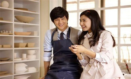 Lần đầu ra mắt, bạn gái không chịu rửa bát, ngồi rung đùi như sếp khiến cả nhà choáng váng