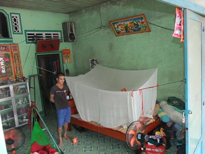 Vợ đang bế con 2 tháng tuổi nằm trong màn, bị chồng chém suýt chết - 1