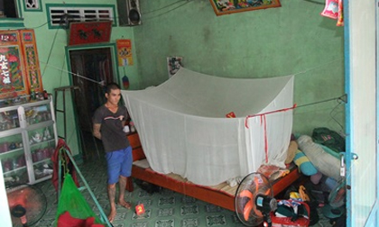Vợ đang bế con 2 tháng tuổi nằm trong màn, bị chồng chém suýt chết