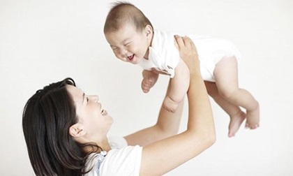 Bé gái bị liệt khi chơi cùng bố: Những trò chơi 'chết người' cha mẹ thường làm với trẻ
