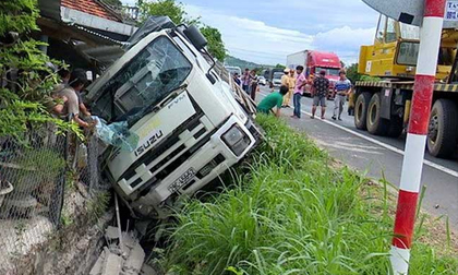 Cụ bà 80 thoát chết sau khi xe tải mất lái lao thẳng vào nhà