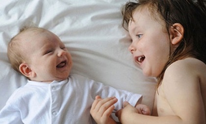 7 điều cha mẹ chớ quên để con không cảm giác bị ra rìa khi có em bé
