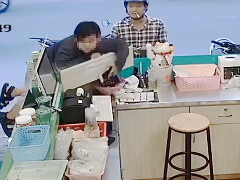 2 ‘cha con’ dàn cảnh ăn trộm khắp TP.HCM - ảnh 3