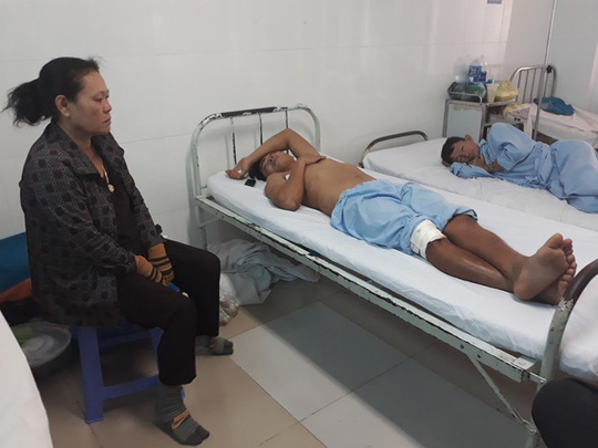 Xe tải tông vào nhà dân, 4 người thương vong - 2