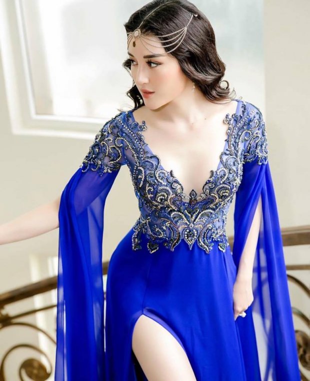 Tham gia một sự kiện gần đây, Huyền My dễ dàng nổi bật khi “làm quá” giữa dàn mỹ nhân Việt cùng chiếc váy xanh và vòng đeo đầu lạ mắt.
