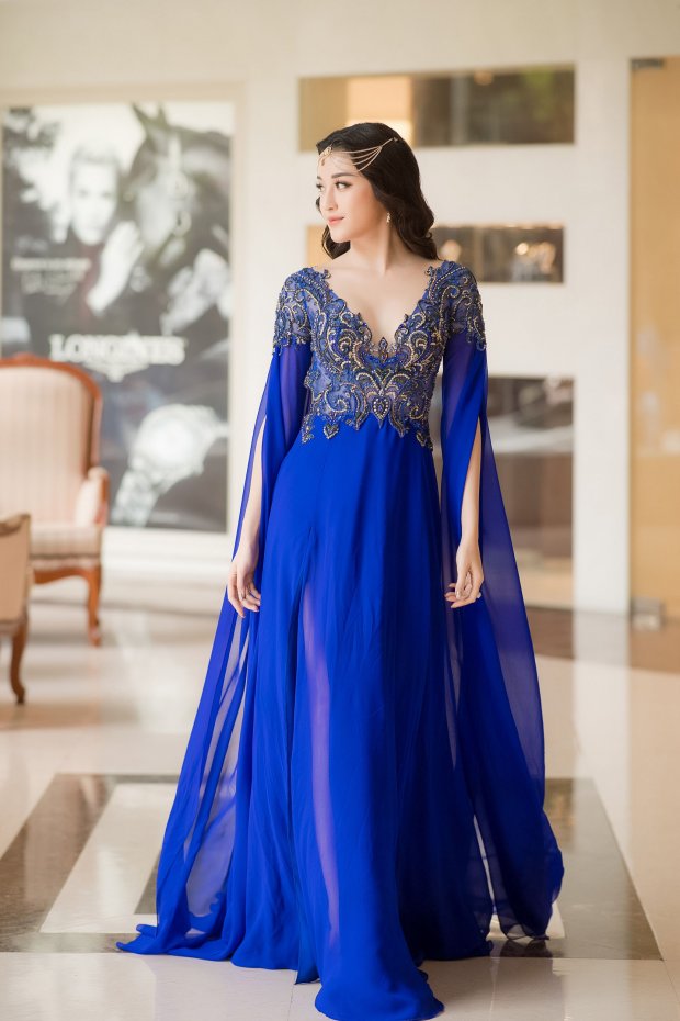 Trang phục tuy làm tôn lên làn da trắng của người đẹp, nhưng điểm đáng trách là cách phối phụ kiện rối mắt cùng phần váy chưa được là ủi kĩ càng