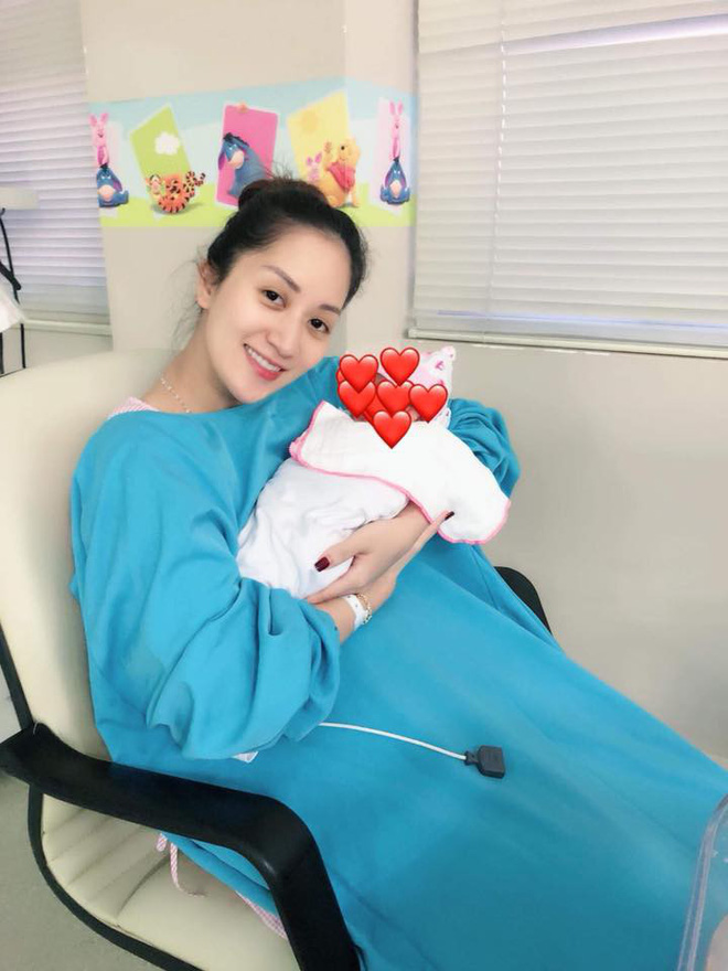 Khánh Thi khoe hình vợ và con gái cưng.