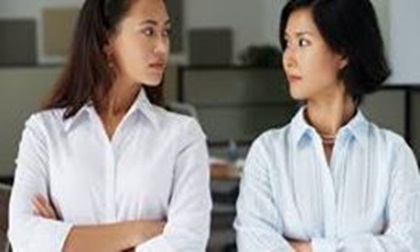 Chồng hất mâm cơm ra cửa, vợ đòi ly hôn chỉ vì kẹt giữa chuyện này