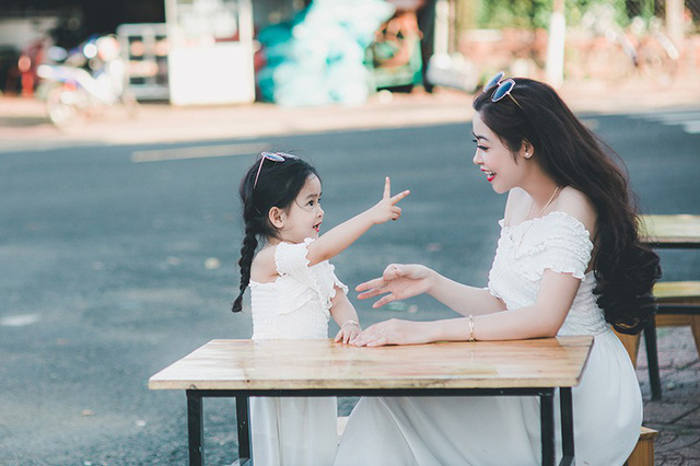 mua-xuan-am-ap-cua-hai-me-con-xinh-dep-dang-yeu-4