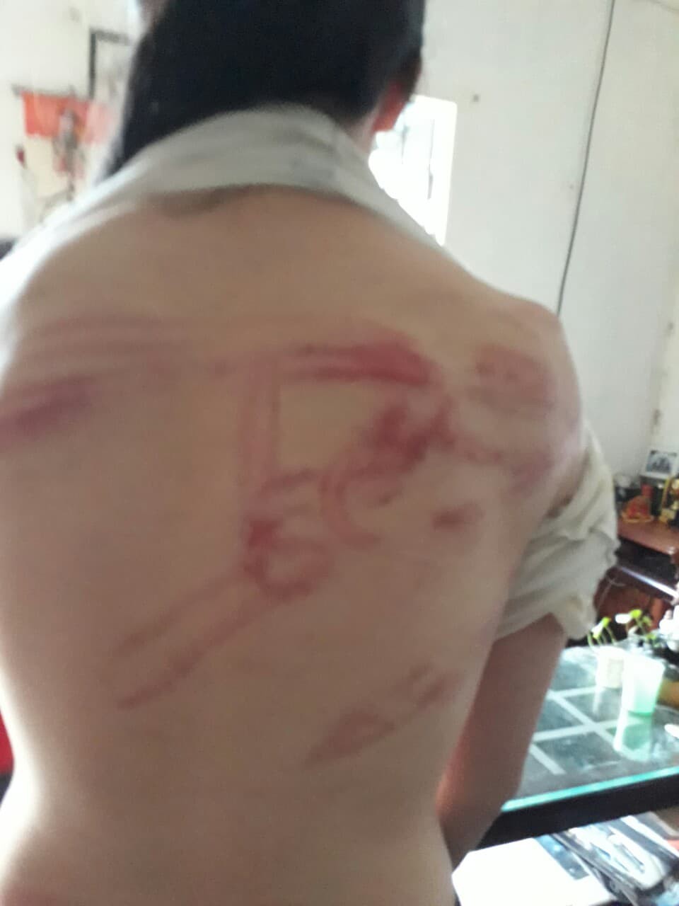 Giây phút bố đẻ khóa trái cửa, dùng tuýp sắt bạo hành dã man 2 con ở Hà Nội: Nó đánh con như đánh kẻ thù vậy! Giây phút bố đẻ khóa trái cửa, dùng tuýp sắt bạo hành dã man 2 con ở Hà Nội: Nó đánh con như đánh kẻ thù vậy!