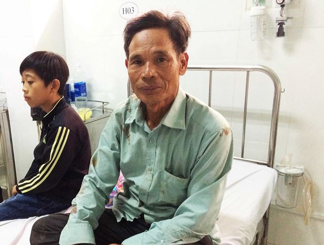 Cụ ông kể lại giây phút xe khách 'lăn lông lốc' xuống vực ở Kon Tum - 1
