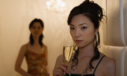 Nghi ngờ món quà khủng của ô sin do chồng tặng, tôi đã vội vàng vạch mặt và rồi làm trò cười cho họ