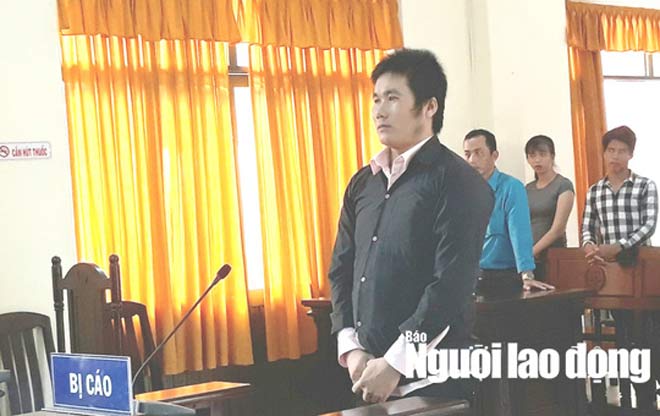Dùng 2 con dao đâm chết 