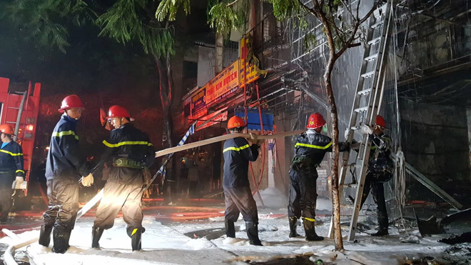 Lửa đỏ rực tại căn nhà 5 tầng ở khu Chợ Lớn Sài Gòn - 2