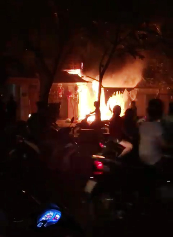 Lửa đỏ rực tại căn nhà 5 tầng ở khu Chợ Lớn Sài Gòn - 1