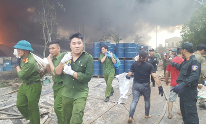 Hơn 800 người tham gia dập lửa vụ cháy kho nhựa thông ở Quảng Ninh