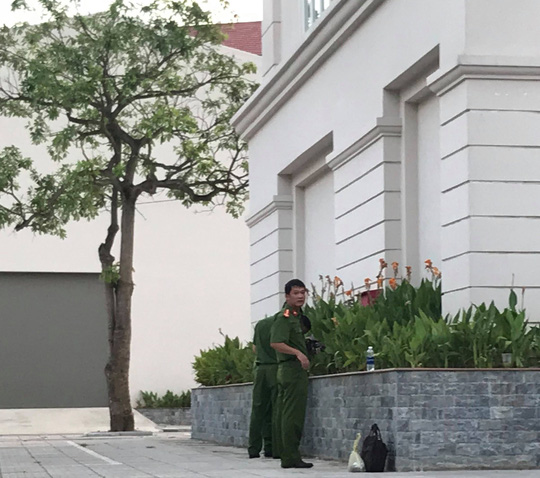 Nữ sinh Đại học Vinh rơi từ tầng 5 ký túc xá xuống đất - Ảnh 1.
