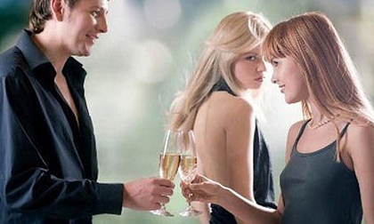 Say bí tỉ giữa buổi sinh nhật bạn thân, chồng vô tình lộ bí mật tày trời