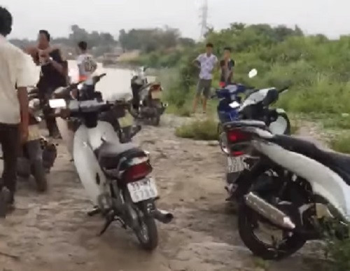Xót xa thi thể hai bé trai nắm chặt tay nhau dưới chân cầu - 1