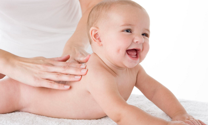5 bước mát - xa trị dứt đầy hơi và táo bón ở trẻ siêu nhanh