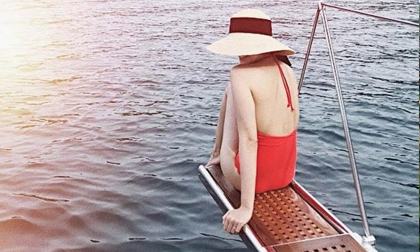 'Bà mẹ 2 con' Tăng Thanh Hà khoe lưng trần gợi cảm với áo tắm