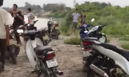 Xót xa thi thể hai bé trai nắm chặt tay nhau dưới chân cầu