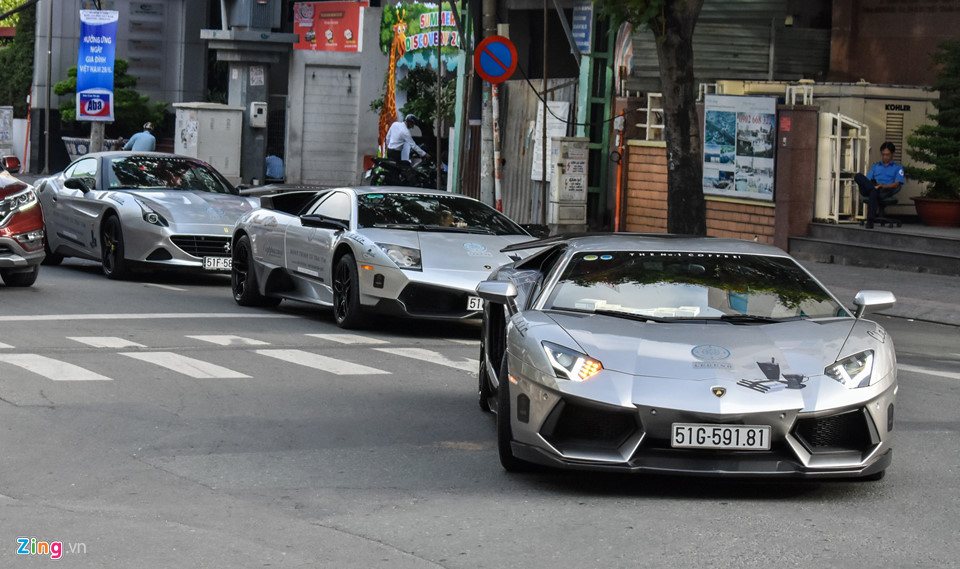 Siêu xe triệu USD của ông Đặng Lê Nguyên Vũ nối đuôi trên phố SG