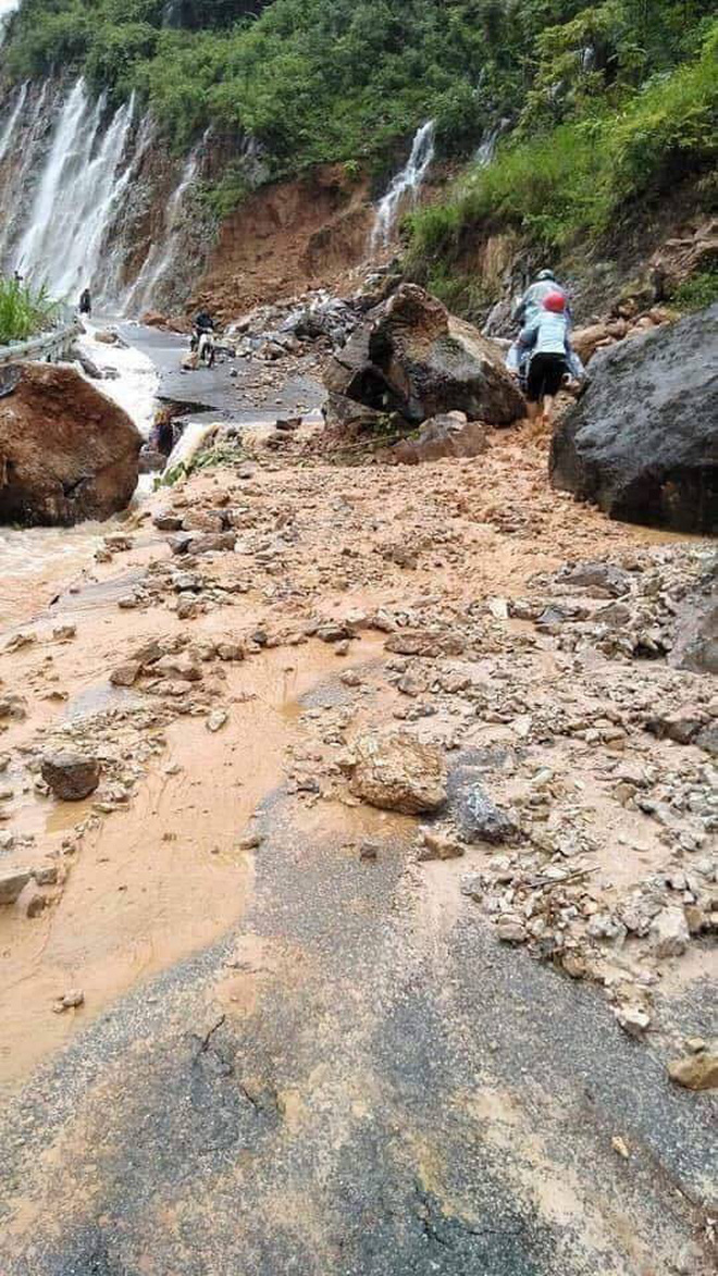 Mưa lũ kinh hoàng ở Hà Giang qua lời kể người chứng kiến: Họ khóc trong vô vọng, gọi tên người thân, dầm mình trong mưa để đưa thi thể nạn nhân lên