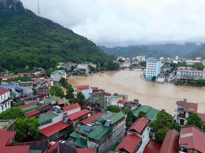 Mưa lũ kinh hoàng ở Hà Giang qua lời kể người chứng kiến: Họ khóc trong vô vọng, gọi tên người thân, dầm mình trong mưa để đưa thi thể nạn nhân lên