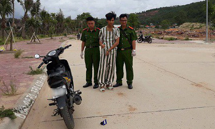 Dùng dao khống chế đôi nam nữ đang hẹn hò, xâm hại cô gái rồi cướp sạch tài sản