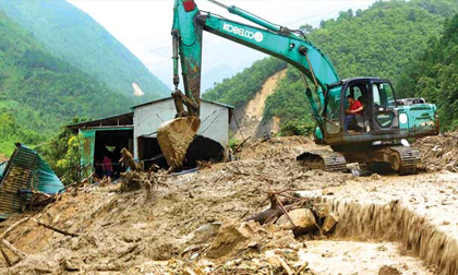 Trắng đêm khắc phục thiệt hại giao thông trong mưa lũ