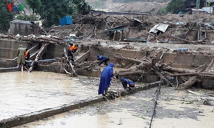 Lũ quét tan hoang, người dân oằn mình: Vì đâu nên nỗi?