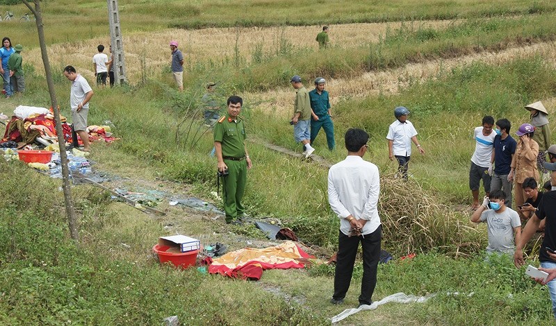 Lật xe khách, 2 người trong gia đình tử vong, 7 người cấp cứu - ảnh 2